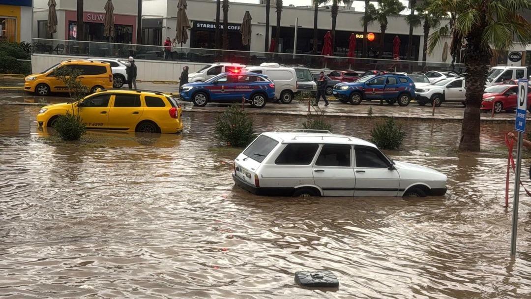 Bodrum u sağanak vurdu: Cadde sokaklar göle döndü, araçlar yolda kaldı! 5