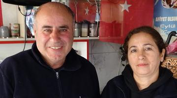 Müşteriler ilk başta yadırgadı: Eşi eleman bulamayınca kentin tek örneği oldu!