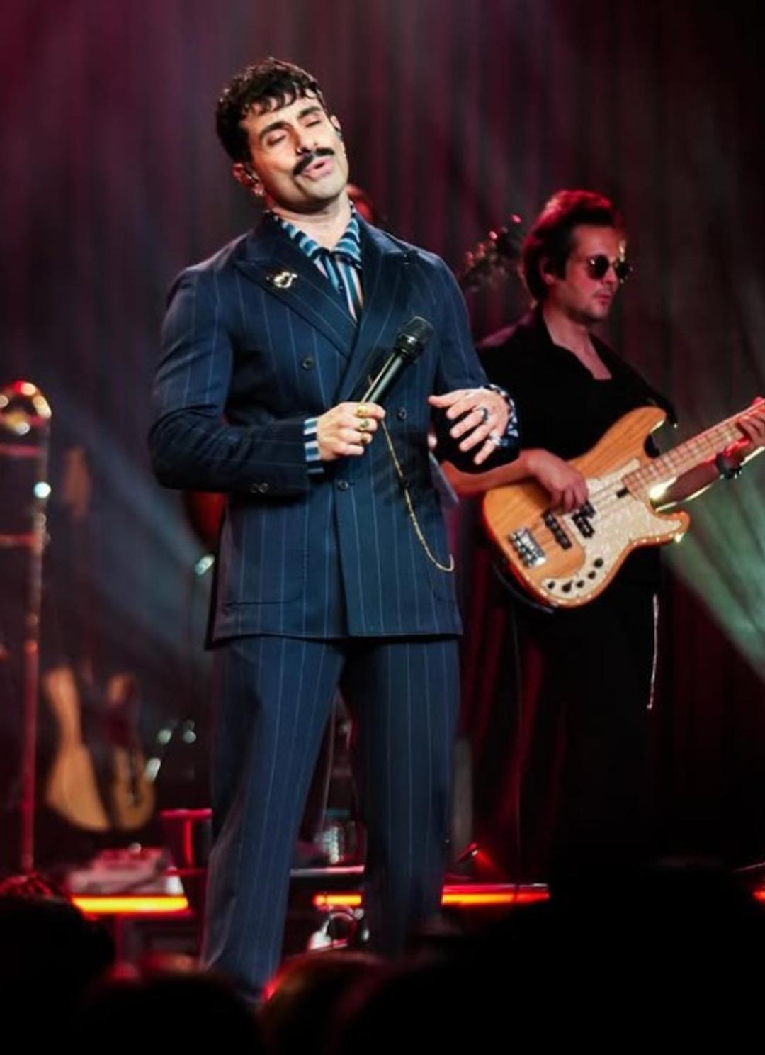 Gökhan Türkmen in sahne aldığı mekan karıştı! Eşine küfür edilince çileden çıktı!  Hakkınızı helal edin  1