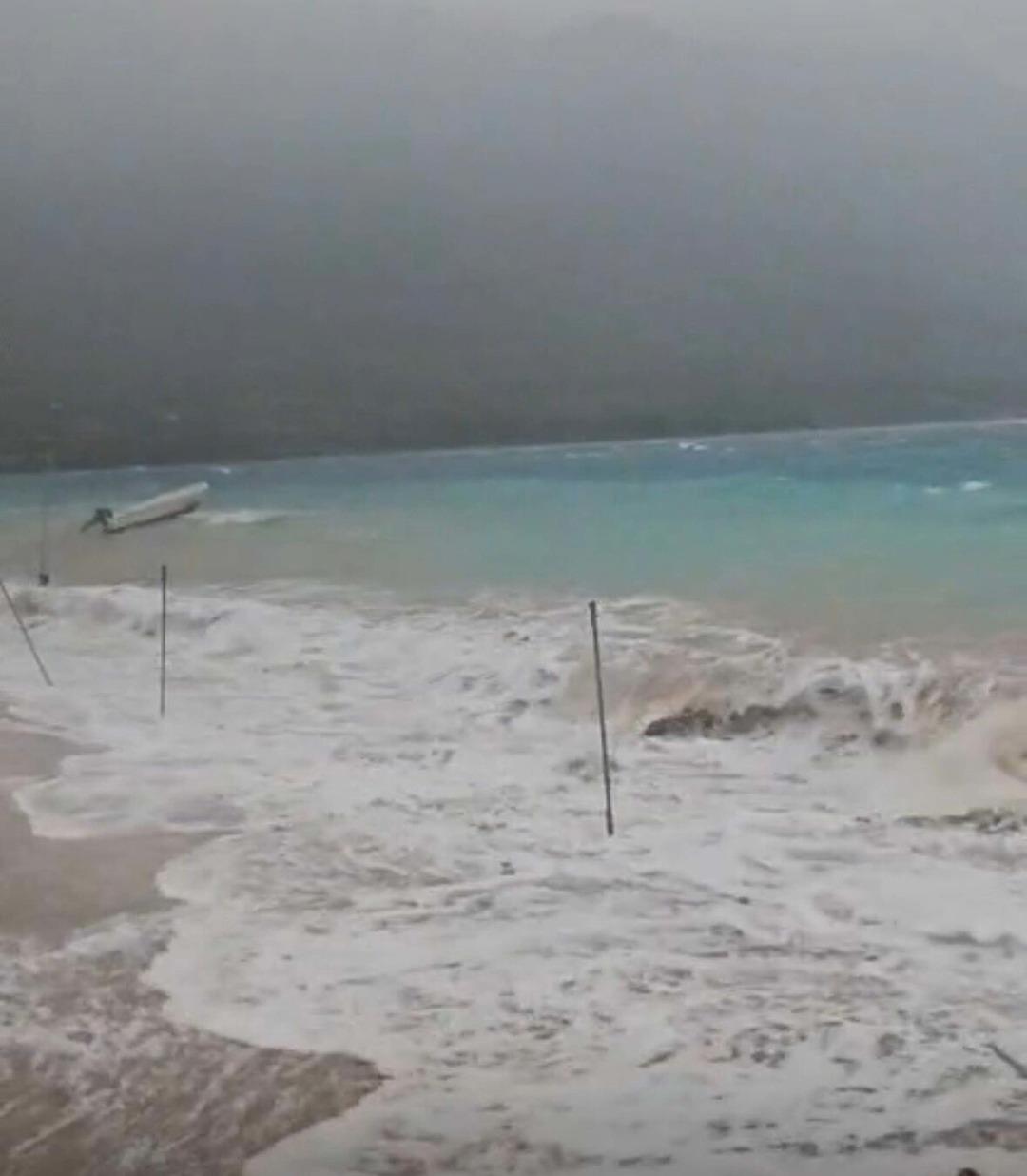 Muğla da korkunç görüntü: Fırtına iskeleleri yıktı! 1