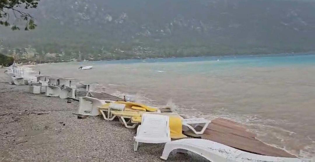 Muğla da korkunç görüntü: Fırtına iskeleleri yıktı! 6