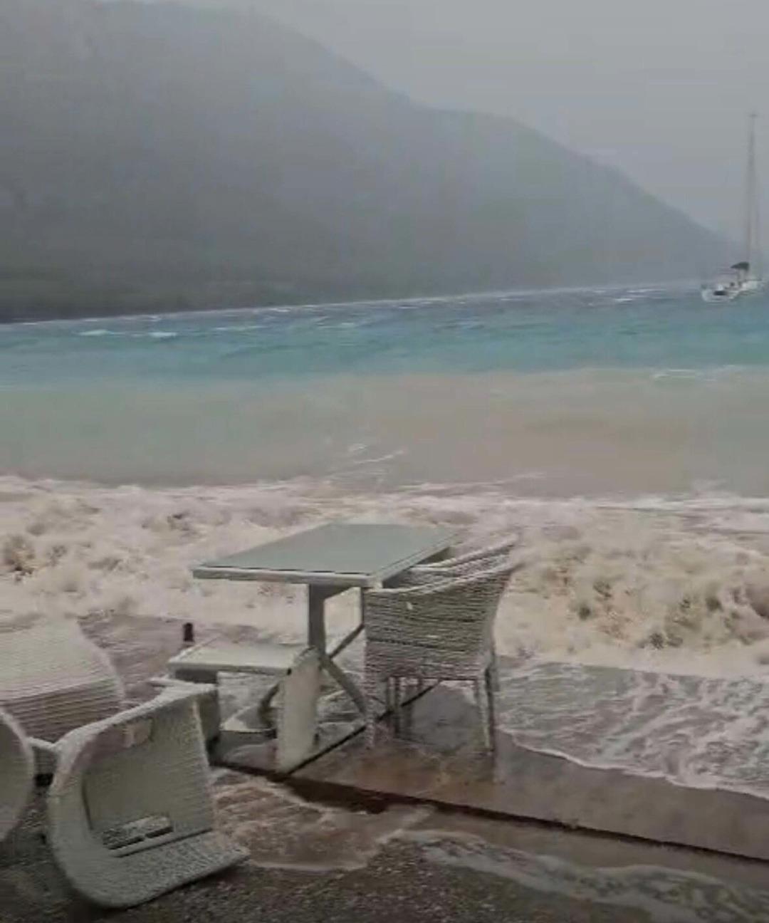 Muğla da korkunç görüntü: Fırtına iskeleleri yıktı! 5