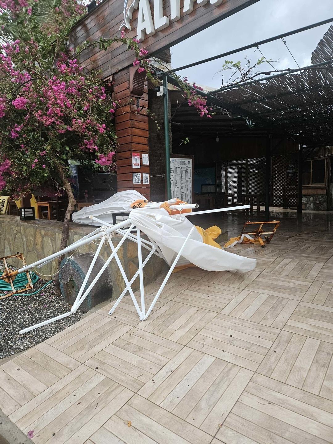 Muğla da korkunç görüntü: Fırtına iskeleleri yıktı! 4