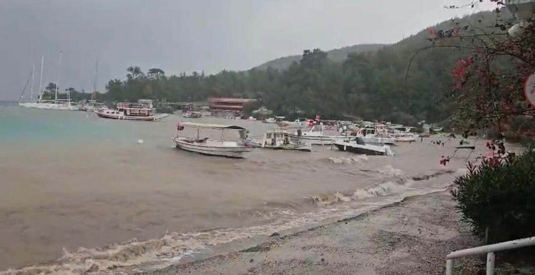 Muğla da korkunç görüntü: Fırtına iskeleleri yıktı! 3