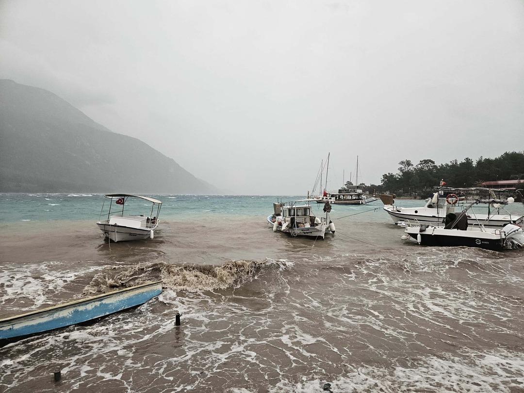 Muğla da korkunç görüntü: Fırtına iskeleleri yıktı! 2
