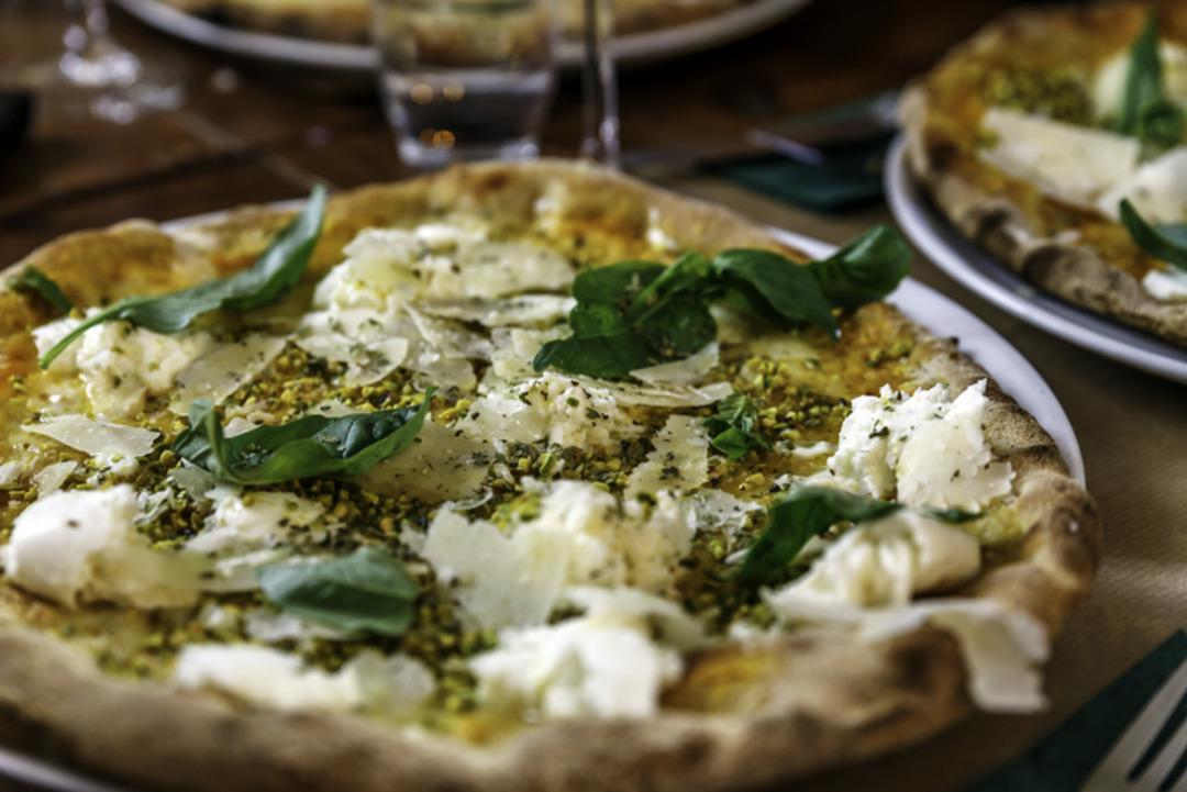 Dubai çikolatası geldi geçti, fıstıklı pizza trendi hiç bitmedi! Fıstıklı pizza evde nasıl yapılır?  1