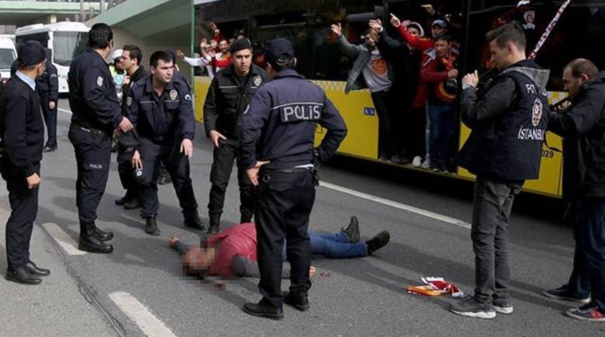 Fenerbah&ccedil;e-Galatasaray ma&ccedil;ı &ouml;ncesi bir taraftar otob&uuml;sten d&uuml;şt&uuml;