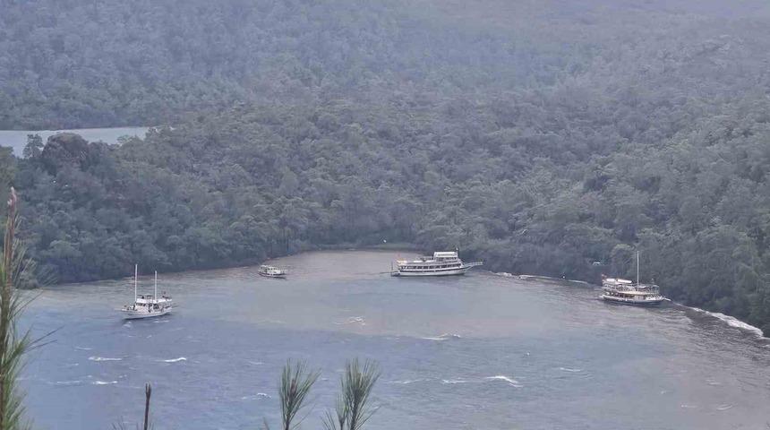 Marmaris’te 3 tekne karaya oturdu