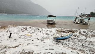 Korkunç görüntü: Fırtına iskeleleri yıktı!