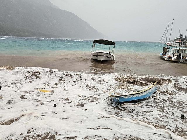 Muğla'da korkunç görüntü: Fırtına iskeleleri yıktı!