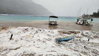 Muğla'da korkunç görüntü: Fırtına iskeleleri yıktı!