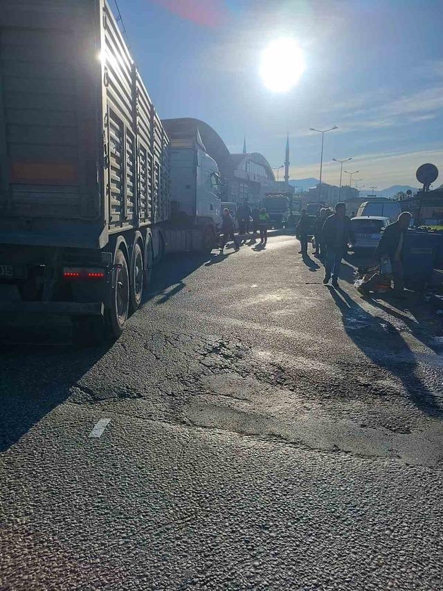 Alaplı’da karşı yola geçmeye çalışan çocuğa tır çarptı: 1 yaralı 1