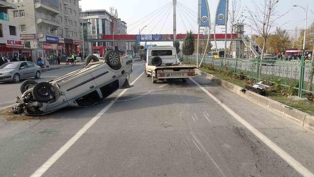 Malatya’da hafif ticari araç ile otomobil çarpıştı: 3 yaralı 4