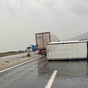 Kontrolden çıkan minibüs devrildi; 1 yaralı