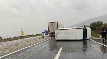 Kontrolden çıkan minibüs devrildi; 1 yaralı