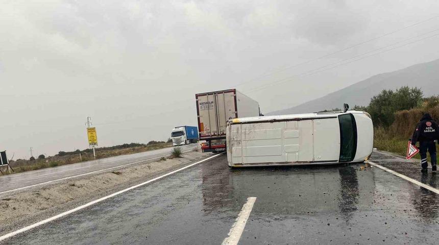 Kontrolden çıkan minibüs devrildi; 1 yaralı