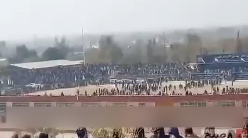 Afganistan'da kanlı infaz: 13 yaşındaki çocuğa 3 kişi öldürttüler! 80 bin kişi izledi