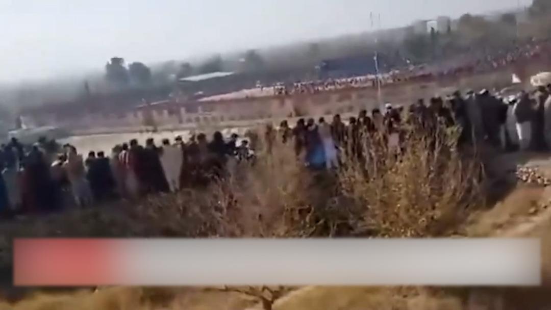 Afganistan da kanlı infaz: 13 yaşındaki çocuğa 3 kişi öldürttüler! 80 bin kişi izledi 1