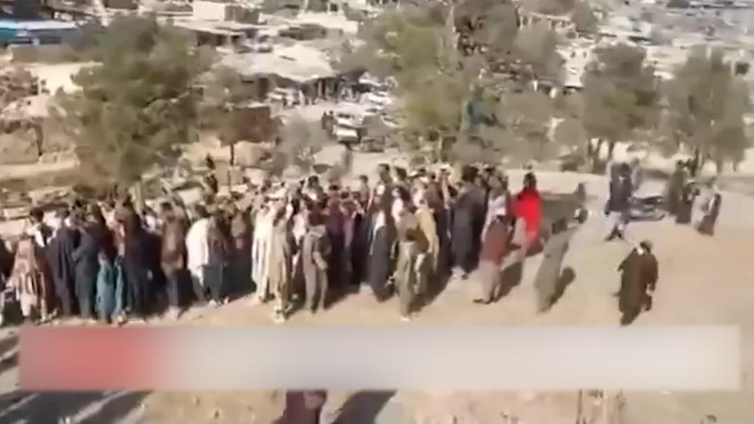 Afganistan da kanlı infaz: 13 yaşındaki çocuğa 3 kişi öldürttüler! 80 bin kişi izledi 4