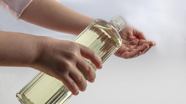 Kolonyayı sürdükten sonra neden bir anda soğukluk hissederiz? Sebebi nedir?