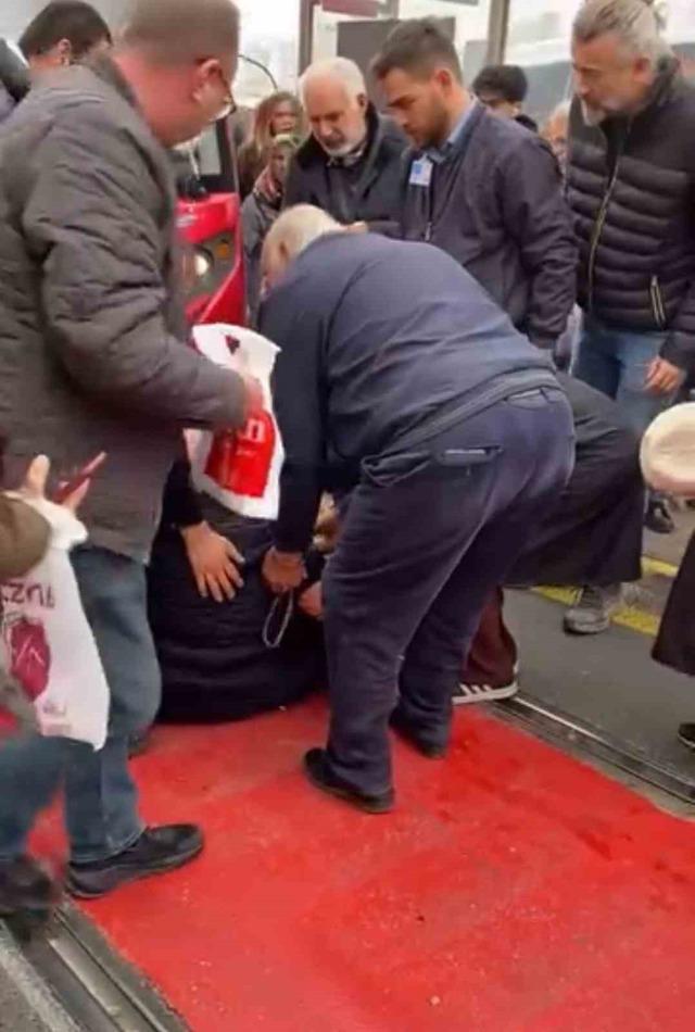 Raylardan geçmek isteyen adama tramvay çarptı 1