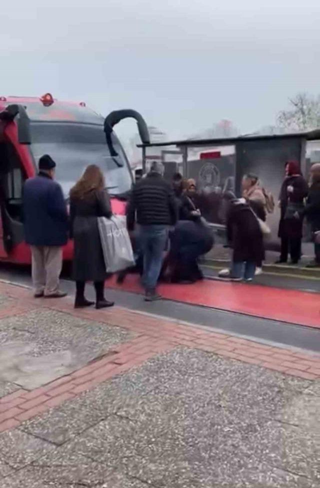 Raylardan geçmek isteyen adama tramvay çarptı 2