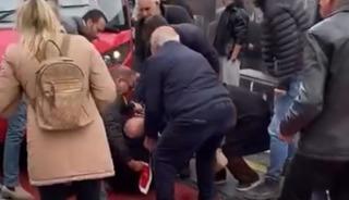 Raylardan geçmek isteyen adama tramvay çarptı