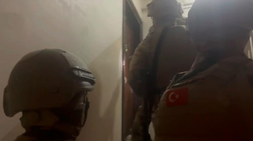 İstanbul da suç örgütlerine baskın! Hareketli anlar kamerada: "Suça sürüklenen çocuklar" da gözaltında 1