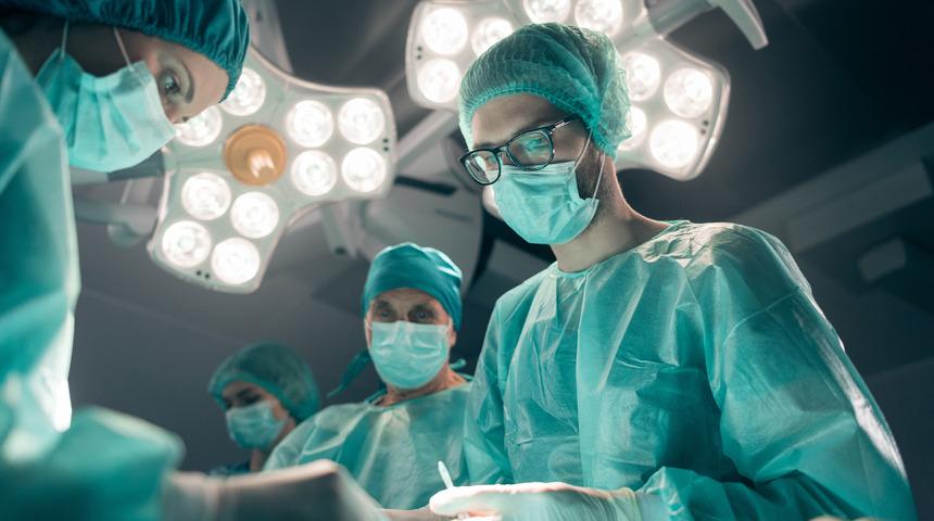 Cerrahlar neden yeşil veya mavi önlük giyer?