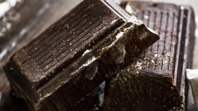 Çikolataların üzerinde neden bazen beyaz lekeler oluşur?