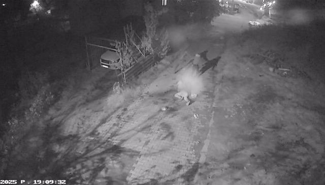 Altın çantasıyla evine girmek isteyen yaşlı adam gasbedildi: Dehşet anları kamerada 13