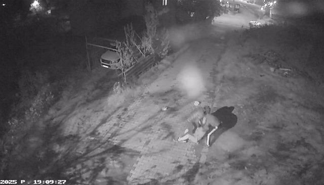 Altın çantasıyla evine girmek isteyen yaşlı adam gasbedildi: Dehşet anları kamerada 12