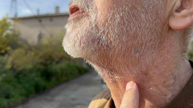 Altın çantasıyla evine girmek isteyen yaşlı adam gasbedildi: Dehşet anları kamerada 4