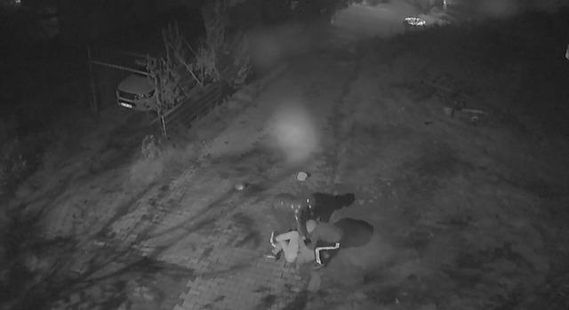 Altın çantasıyla evine girmek isteyen yaşlı adam gasbedildi: Dehşet anları kamerada 6