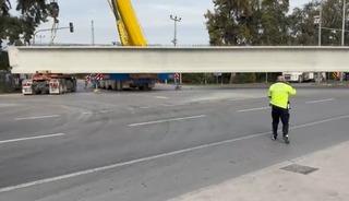 Tonlarca ağırlıktaki beton blok taşıyan tırın tekeri koptu