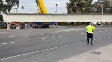 Tonlarca ağırlıktaki beton blok taşıyan tırın tekeri koptu