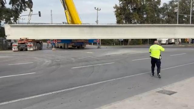 Tonlarca ağırlıktaki beton blok taşıyan tırın tekeri koptu