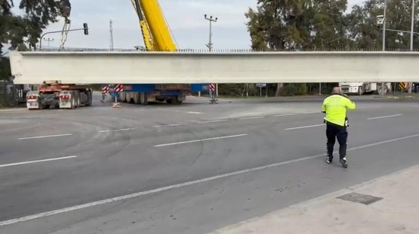Tonlarca ağırlıktaki beton blok taşıyan tırın tekeri koptu