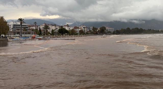 Finike’de fırtına sebebiyle tekne kıyıya sürüklendi, denizin rengi çamura döndü 5