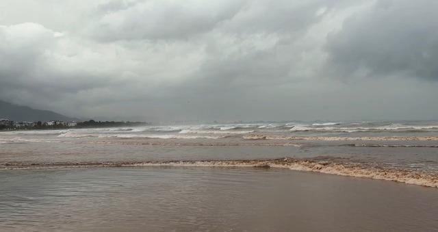 Finike’de fırtına sebebiyle tekne kıyıya sürüklendi, denizin rengi çamura döndü 4