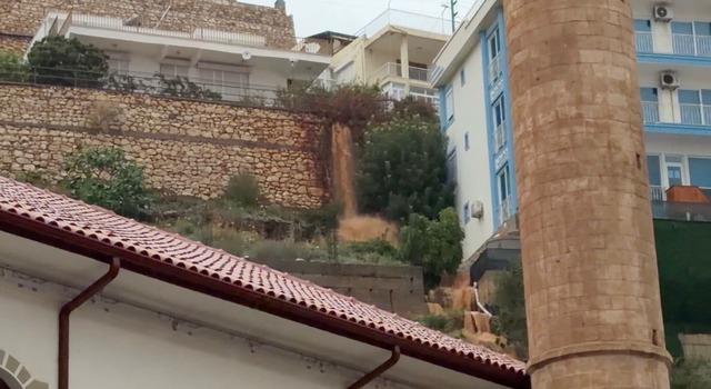 Finike’de fırtına sebebiyle tekne kıyıya sürüklendi, denizin rengi çamura döndü 3