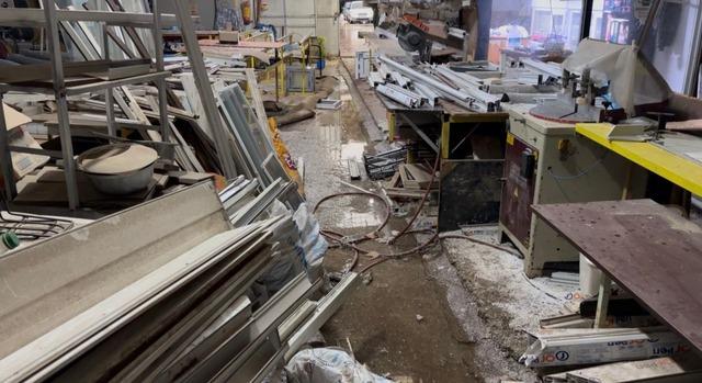 Finike’de fırtına sebebiyle tekne kıyıya sürüklendi, denizin rengi çamura döndü 2