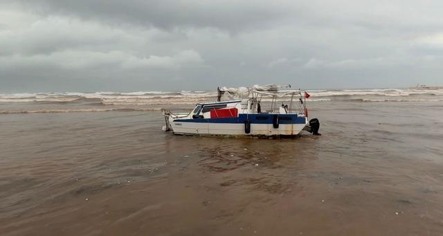 Finike’de fırtına sebebiyle tekne kıyıya sürüklendi, denizin rengi çamura döndü 1