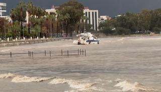 Finike’de fırtına sebebiyle tekne kıyıya sürüklendi, denizin rengi çamura döndü