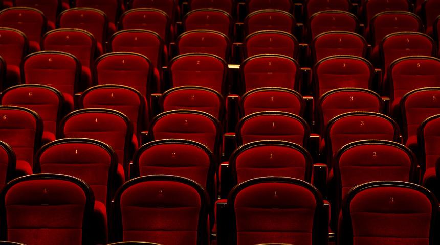 Sinema koltukları neden genellikle kırmızıdır?