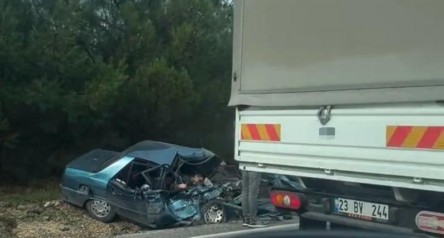 Kamyonetle otomobil çarpıştı: 2 ölü, 2 yaralı 1