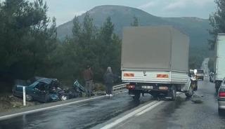 Kamyonetle otomobil çarpıştı: 2 ölü, 2 yaralı