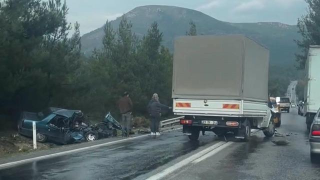 Kamyonetle otomobil çarpıştı: 2 ölü, 2 yaralı