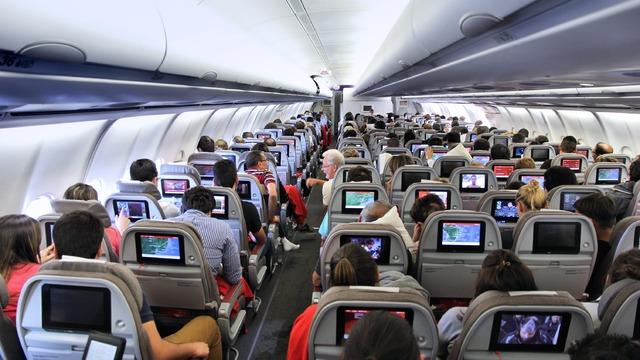 Kalkış ve inişlerde uçak ışıkları neden karartılır?