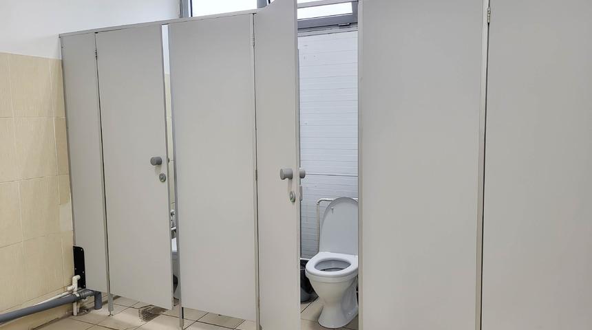 Tuvalet kapılarının altı neden açıktır?